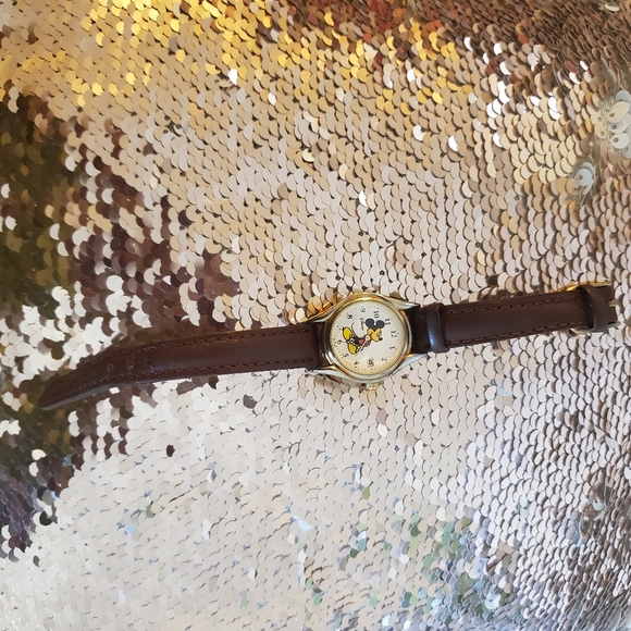 Disney Mickey Mouse vintage Watch brown leather band - Picture 2 of 8